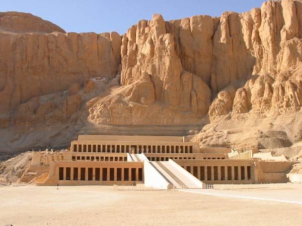 april: Luxor (F,L,M) Etter frokost skal vi konsentrere oss om å utforske Kongenes Dal hvor generasjoner av faraoer og geistelige ble begravd i større og mindre gravkammer hugget inn i fjellsidene,