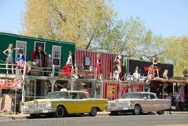 Nå begynner en interessant etappe på svingete, smale veier gjennom Black mountains og Sitgreaves pass til den gamle gull graverbyen Oatman i Arizona. Her har tiden åpenbart stått stille i mange år.