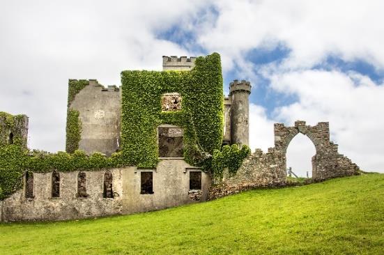 ! I kveld reiser vi til slottet Bunratty Castle, hvor vi skal få være med på en fantastisk middelalderbanquet. Dag 2: I dag reiser vi til Irlands kanskje mest besøkte attraksjon; klippene ved Moher!