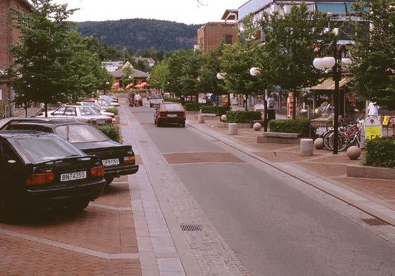 Sideareal avsatt til oppstilling for kjøretøy er prioritert til varelevering og HC-parkering, dernest persontransport i form av