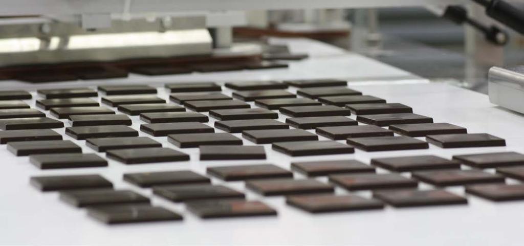 Sammen med en autorisert chocolatier har vi omsorgsfullt valgt ut de beste råvarene for å skape våre helt egne sjokoladeoppskrifter.