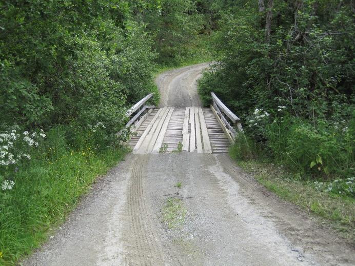 Kartref. 309002 Stålbjelkebru i ett spenn med tredekke. Lysåpningen er 11,3 m.