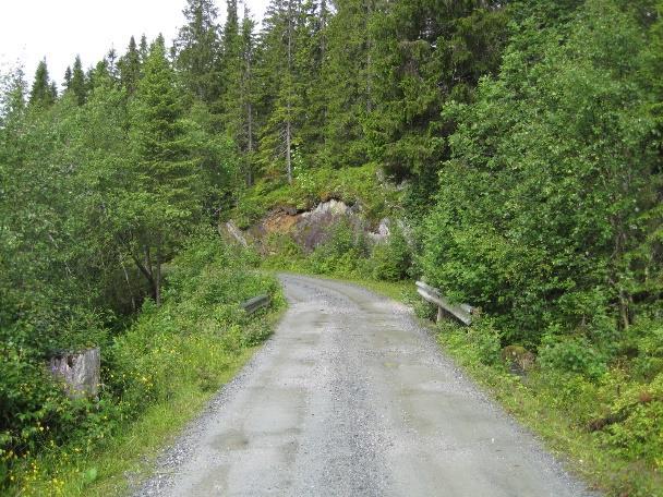 Landkar av betong som står på fjell.