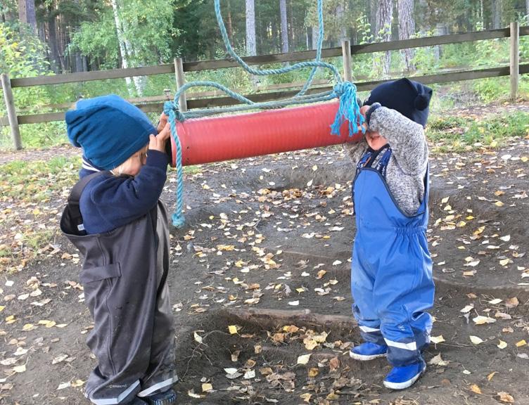 HVERDAGEN For å arbeide mot mål i overordna planverk tar vi i bruk hverdagen i barnehagen som den viktigste arena i det pedagogiske arbeidet.