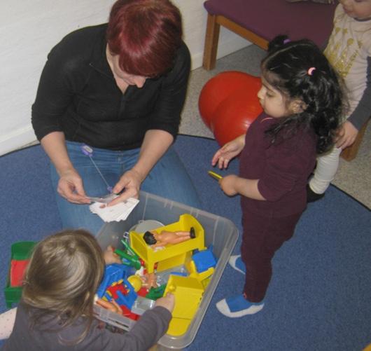 SPRÅK Språk er et grunnleggende arbeidsfelt i barnehagen. Barna oppmuntres til å bruke språket i alle sammenhenger i barnehagen.