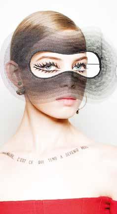 De spektakulære øynene er tegnet opp med Diorshow On Stage Liner i en matt og sort