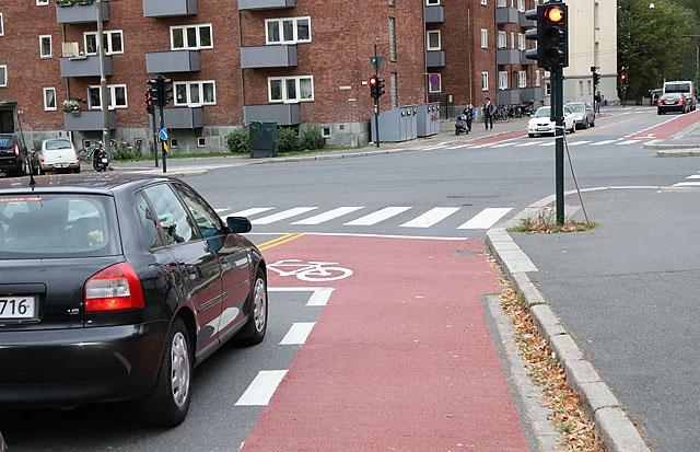 Fotgjengere, syklister og kjørende i hver sitt kjørefelt. Fra Slemmestadveien v/ Syverstad.