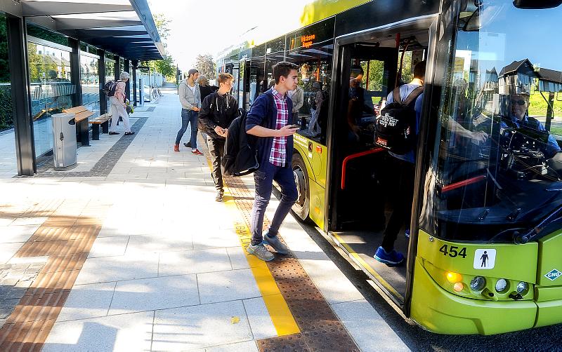 Buss holdeplass Oversiktlige forhold, ledelinjer, trinnfri