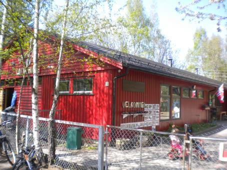 1.0 PRESENTASJON AV BARNEHAGEN Sagaskogen barnehage er en barnehage fordelt på to hus med til sammen fire avdelinger.