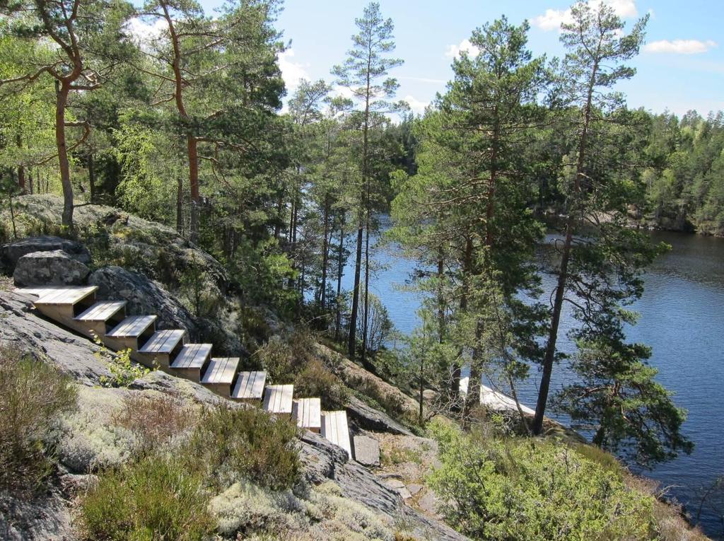 4 Plansituasjon Området er i kommuneplanens arealdel avsatt til LNF-sone. De 9 eksisterende hyttetomtene ligger vakkert til i skogbrynet og med naturtilpasset strandsone. 5 Dagens situasjonh 5.