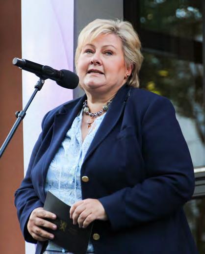 Statsministeren på hagekonsert Statsminister Erna Solberg var blant gjestene ved årets hagekonsert ved Aksept senter for alle berørt av hiv.