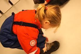 BARNEHAGENS FORMÅL OG INNHOLD Helsefremmende barnehage Foreldrenes bidrag til «La mæ klar det sjøl»: Ikke avlever barnet i armene til en voksen som står, sett barnet ned på gulvet, eller