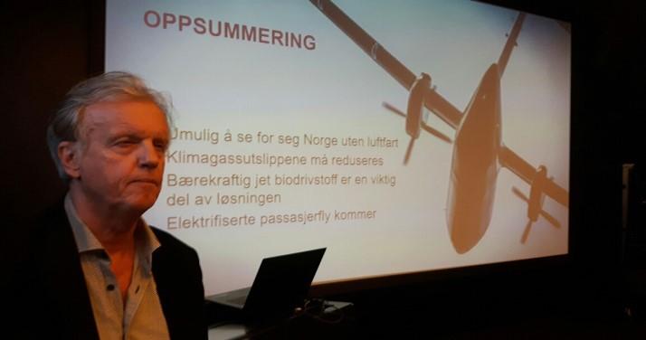 Det ga et nesten perfekt norgeskart. Han fortsatte med å si at OSL Gardermoen går med stort overskudd og subsidierer alle andre flyplasser i Norge.