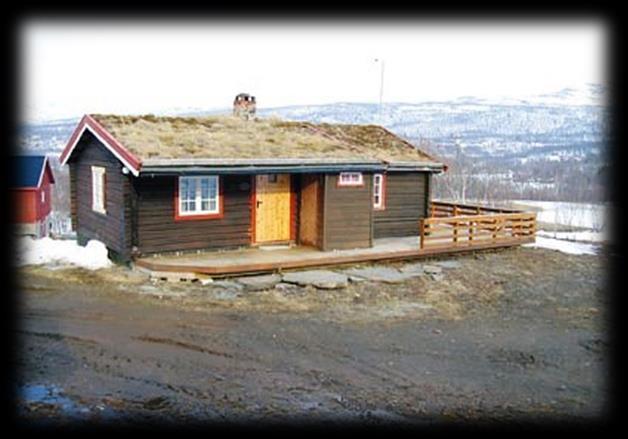 Tre av hyttene har kjøleskap. Det er sanitærbygg med dusj og toalett. Fiskekortsalg og båtutleie.