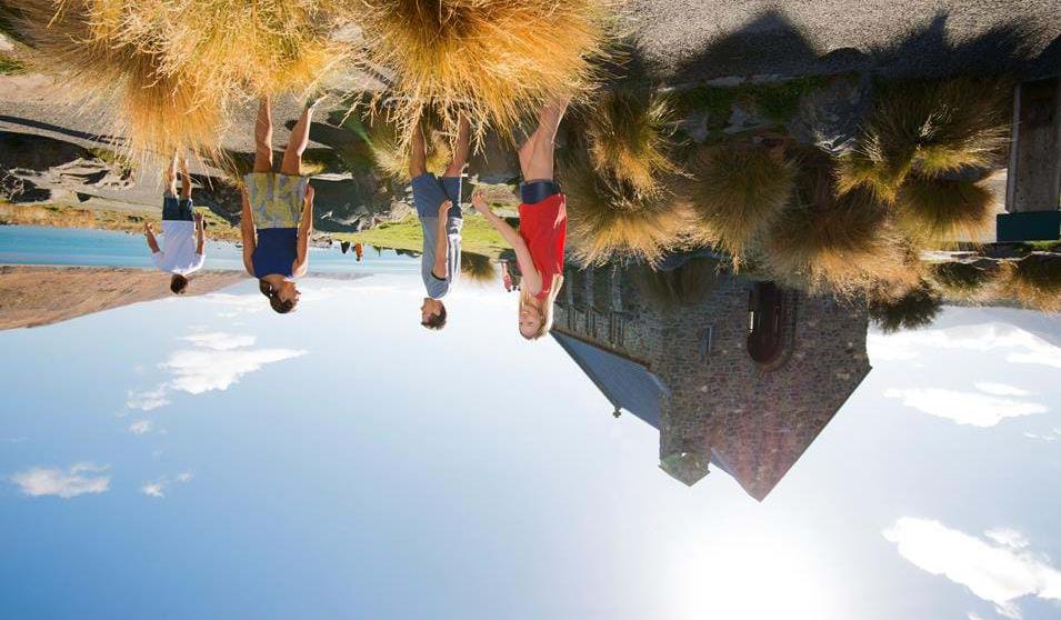 Den kjente steinkirken ved Lake Tekapo. Foto: Julian Apse, Tourism New Zealand de mest populære stedene. Om sommeren samles lokale og besøkende på stranda for å nyte været og vannet.