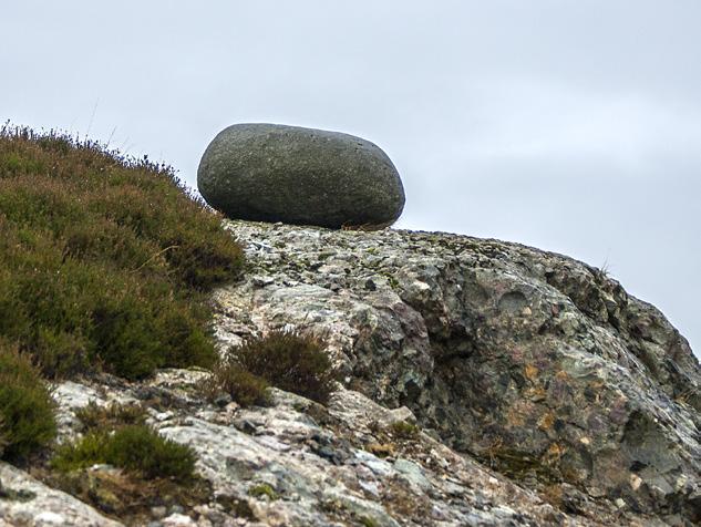 21 EG UNDRAR MEG PÅ... i eldre tider var det ofte knytt både mystikk og overtru til slike frittliggande steinblokker.