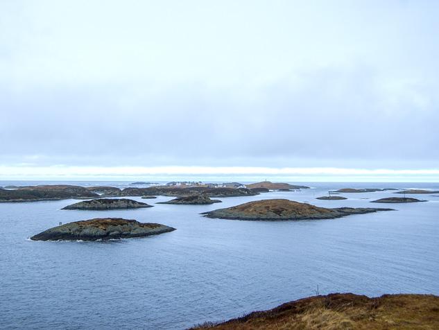 29 PANORAMAUTSIKT på halsøyhaugen har du panoramautsikt over Bulandet og havet utanfor. I god sikt ser du ut til Gjøa-plattforma.