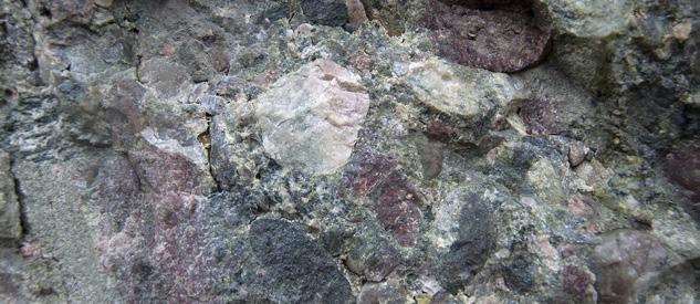 15 KONGLOMERAT BREKSJE bergarten består av samankitta rundslipte «bollar» av fleire sortar stein. Dette kallast konglomerat.
