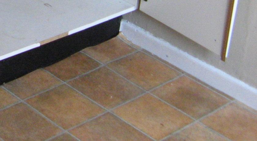 Figur 9 Vinylbelegg på kjøkkenet i murhuset. Svært grovt anslått er det samlet 800 m 2 vinylbelegg i bygningene.