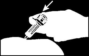 Figur 7 Når nålen er fullstendig dekket av nålebeskytteren, slipp taket i den omliggende huden. Fjern sprøyten.