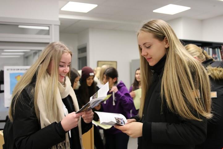 Når eleven fyller 18 år Skolen har taushetsplikt overfor foresatte Skolen kan gi opplysninger som er allment kjent kan opplyse om eleven er på skolen eller ikke kan gi