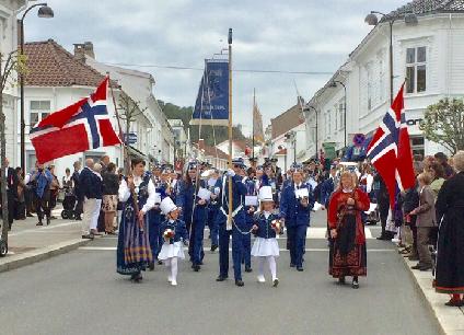 17. mai-komiteen i Risør ønsker å takke korpsene og alle andre frivillige, som er med og bidrar til å