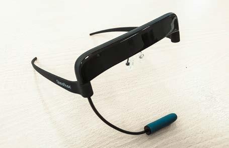 Foreningen for Muskelsyke GlassOuse GlassOuse er formet som en brille, og kobles til datamaskinen med blåtann. Så snart den er koblet til, fungerer den som en helt vanlig mus. GlassOuse. Else Marie viser kamerabasert hodemus.