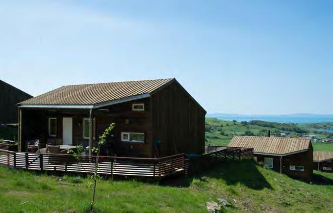 hytteveggen både vår, sommer og høst.