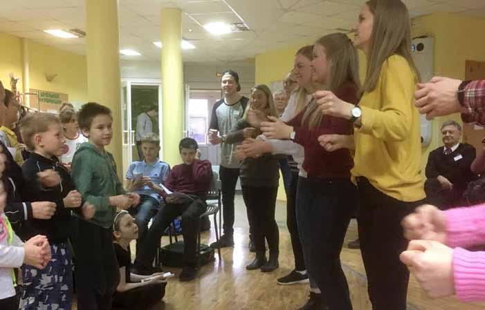 hjelpesendingstur til Russland 17. 24. 11. Elevene fra folkehøyskolen synger med barna på Agape. Godt å være sammen med barna.
