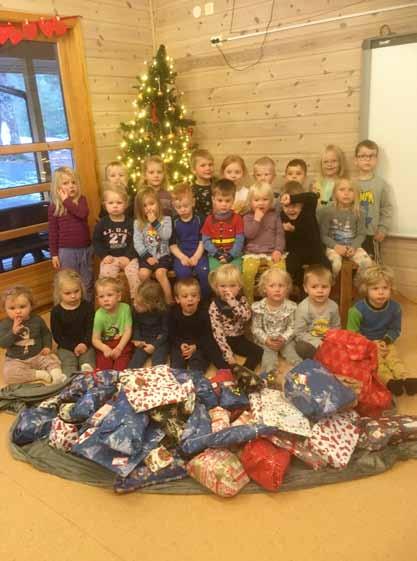 Nytt i år var at Tonstad barnehage ville gi gaver til barn som stiftelsen Hjelp til Russland har kontakt med. De hadde samlet inn massevis av klær,sko og leker og bamser til fattige barn.