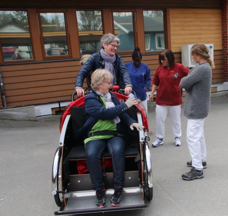 Sommeravslutning for trivselsklubb, bingo og strikkekafè på Furulund. Utlodning av håndarbeid hvor inntekten går til å drive aktiviteten videre. Mer enn 50 gjester.