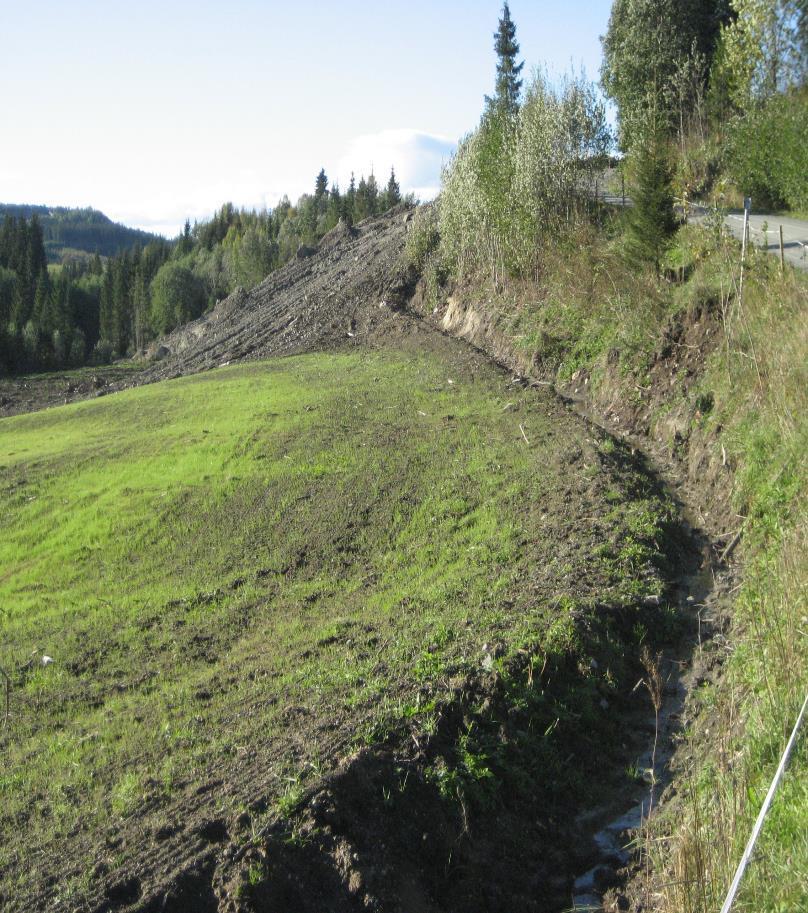 SMIL / avskjæringsgrøft (anbefaler vi å bruke dreneringstilskuddet på slike tiltak) Viktige punkt Djup nok grøft til å avskjære grunnvannsstrømmer ( for eksempel i sandlag eller oppå