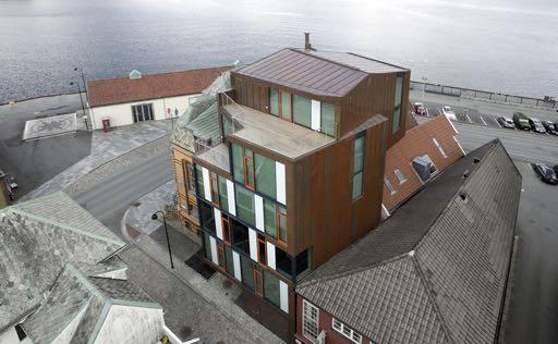 Kontorbygget har Nordic Comfort Glazing for å redusere innsyn fra tilstøtende bygg.