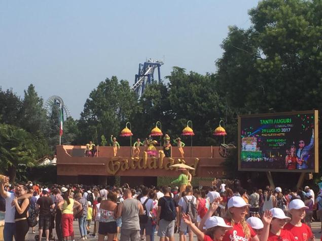 Dag 3 hadde vi fått tildelt en konsert utenfor et hotell i Garda by. Litt seint, men siden temperaturen for det meste hadde vært godt over 30 grader, gjorde det ingenting at solen nå var gått ned.