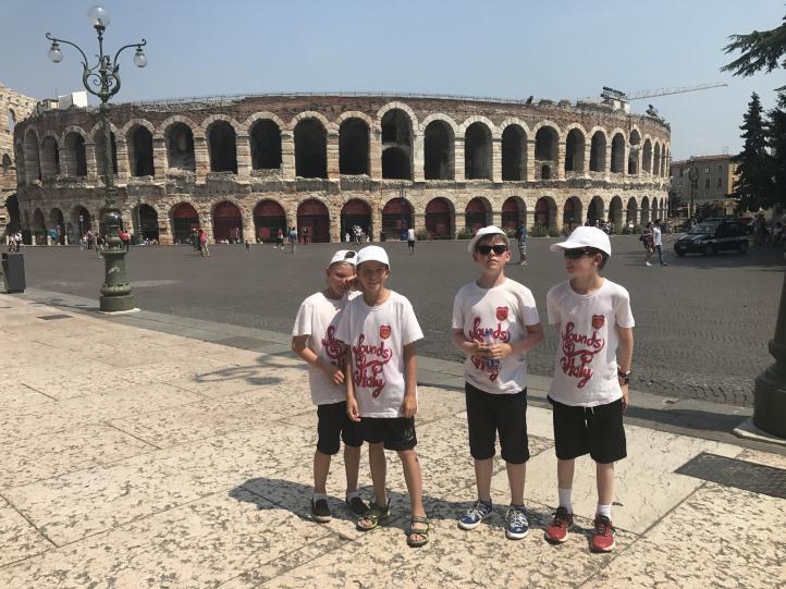 Det artige her var at vi sammen hadde røde, hvite og blå t-shirter, slik at vi fikk markedsført landet på beste vis. Etter konserten delte vi oss igjen og inntok Verona for sightsing og lunsj.