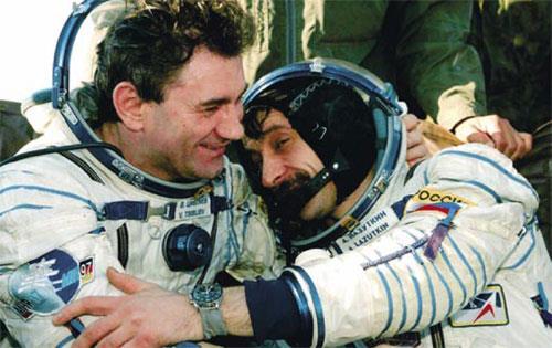 Takk for ferden & lykke til videre Kollegastøtte: August 1997: De russiske kosmonautene Vasily Tsibliyev (til venstre) og Alexander