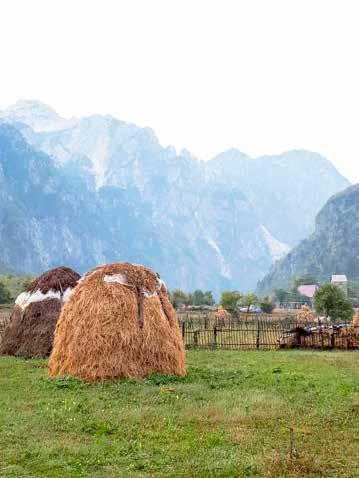 Bildet, som er tatt i Theth, viser en tradisjonell måte å tørke høyet på, på albansk kalt "mullar". VINN FLOTT JULEHJERTE!