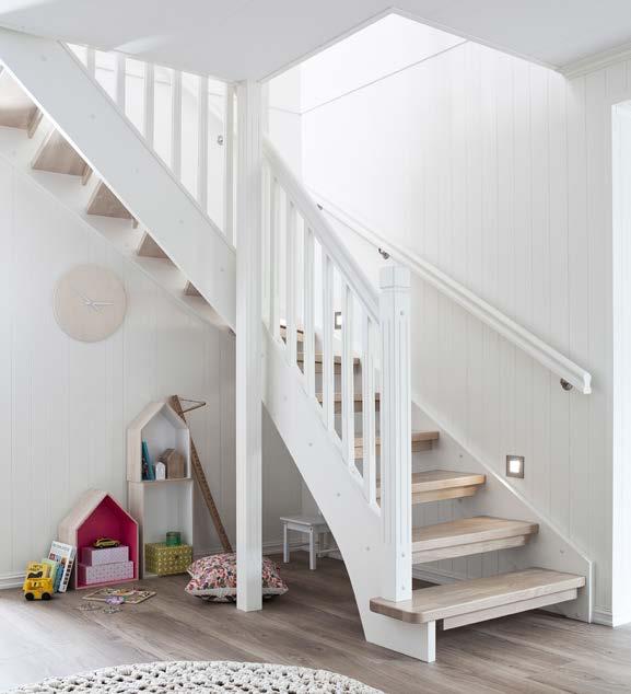 Et steg i din retning Ny trapp i nytt hjem De fleste husbyggere tilbyr en standardtrapp, slik de også gjør på for eksempel kjøkken og bad.