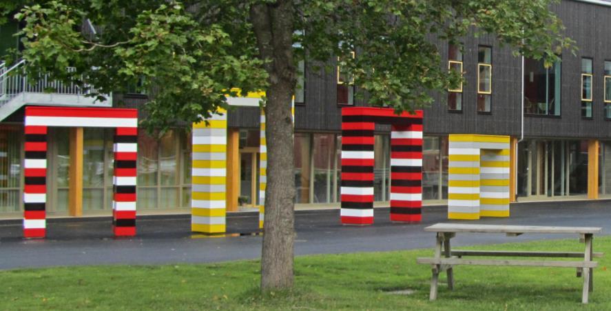 Kunst ved skolen Sør-Trøndelag fylkeskommune følger den norske statens normer for å sette av midler til kunstnerisk utsmykking ved større byggeprosjekt altså 1 % av byggekostnadene.