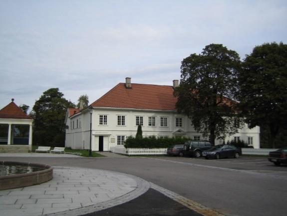 Den har vært brukt som bolig og til administrasjon for Sølvverket. Eldste del kan være fra ca. 1630.