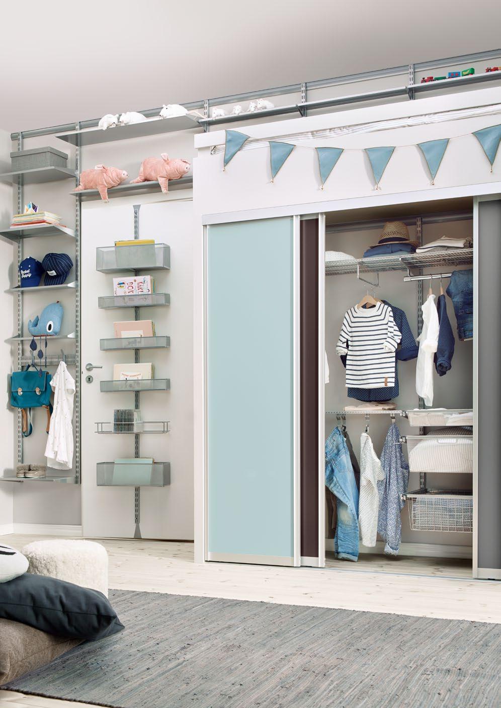 Med Classic vegghengt innredning kan garderoben gjøres om etter hvert som barna vokser. Få ekstra oppbevaringplass med kurver på døren og tavler og hyller på de andre veggene.