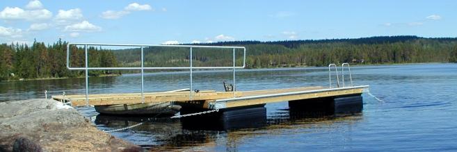 Badebrygge Uten å redusere kravene til kvalitet og holdbarhet har vi dimensjonert en flytebrygge velegnet for hytter, landsted og som badeplattformer.