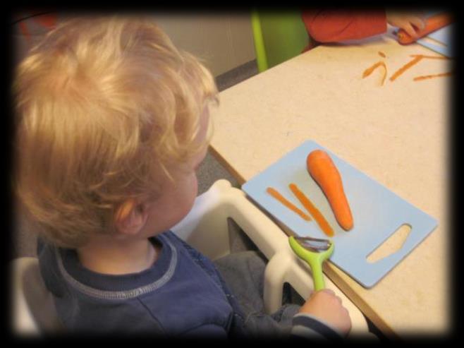 MAT OG MÅLTIDER I BARNEHAGEN Tilrettelagte måltider i barnehagen vil bidra til å legge grunnlag fr gde kstvaner sm barna tar med seg videre i livet.