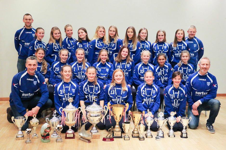 JENTER 2003 Vi har gjennom hele sesongen vært 24 ivrige jenter som har trent 4-5 ganger i uken. Laget stilte med 2 lag i seriespillet i Oslo og spilte totalt 103 kamper i 2017.