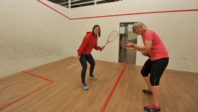 Her ser vi henne sammen med sin instruktør, Lene Obrestad (ti v) på en av de mange squash banene på Toppform Stavanger.