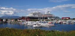 Cruise Totalt var det 344 anløp av cruisebåter i Nord-Norge i 217, hvilket er en økning på 1,8 % i forhold ti. 378 223 passasjerer til havn representerer en økning på 19,3 %.