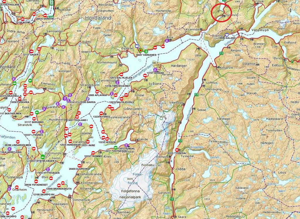 Figur 3. Lokaliteter for oppdrettsanlegg for laks i Hardangerfjorden (røde og hvite symboler). Granvinsvassdraget er markert med rød sirkel (kartkilde: www.fiskeridir.no).