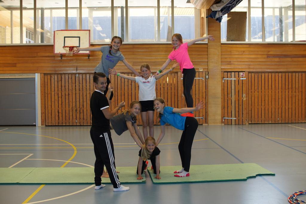 Sirkuskurs Kursholdere: Axel Immler og Diego Belda fra Circus Laboratory På sirkus hører alle hjemme! Vi øver, feiler og prøver igjen. Vi ruller, detter, klatrer og balanserer.