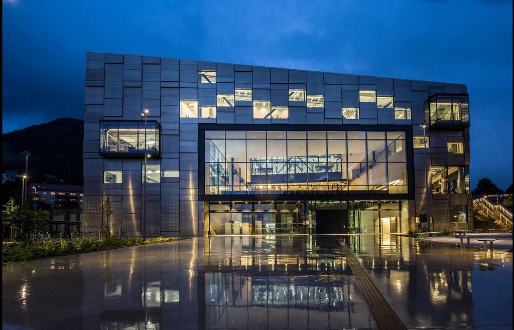KORT OM PROSJEKTET Det nye bygget til Kunst- og designhøgskolen i Bergen (KHiB) er tegnet av det internasjonalt renommerte arkitektkontoret Snøhetta.