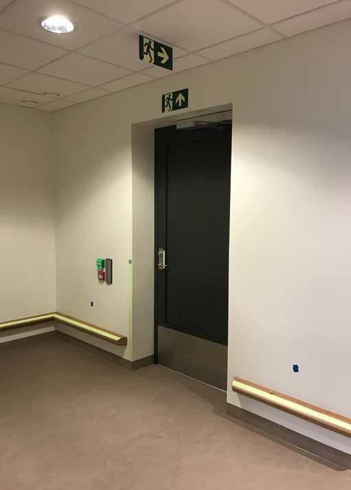 OPPMERKING AV RØMNINGSDØRER I BYGGVERK NS 3926:2017 Merking av dører Dørvridersiden av karmen skal merkes (vertikalt) fra gulvet og opp til samme høyde som dørvrideren.
